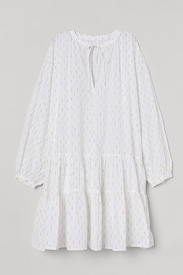Vestido playero con hilo dorado entretejido en la trama de H&M.