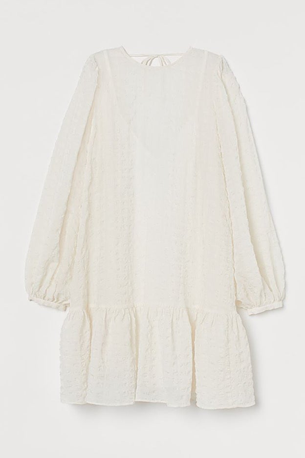 Vestido mini blanco de la nueva colección de H&M confeccionado en jacquard.