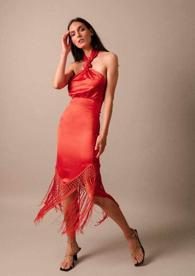 Híper femenino, muy sexy y sofisticado a más no poder, este vestido color coral con falda de flecos y escote halter de MyPeepToeshop es, simplemente, perfecto. Cuesta 59 euros.