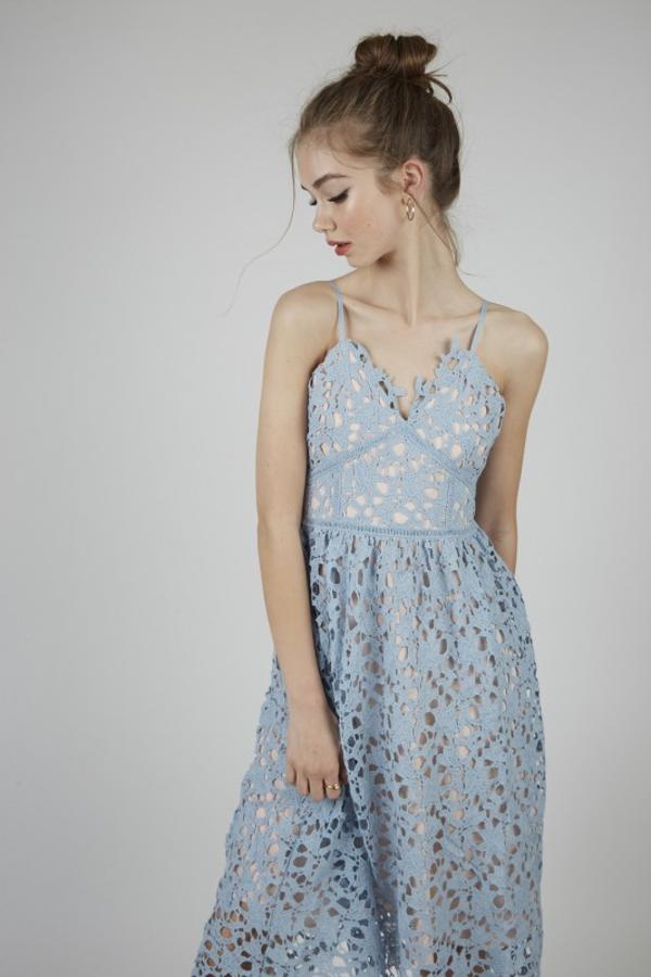 En la sección de outlet de Poète hemos encontrado uno de los grandes chollos de la temporada: este vestido midi perforado con forro en contraste rebajado de 129 ¡a 19.90 euros!