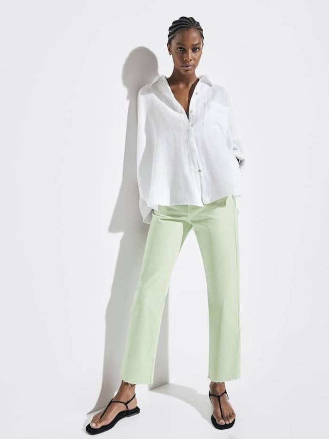 Vaqueros en verde pastel de Massimo Dutti (49,99 euros)