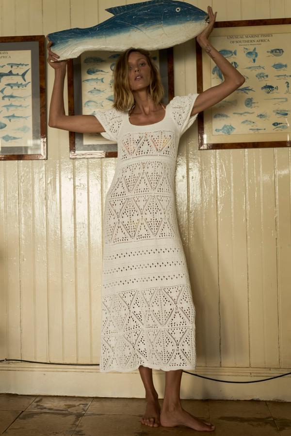 Vestido midi de crochet de color blanco de Zara (29,99 euros)