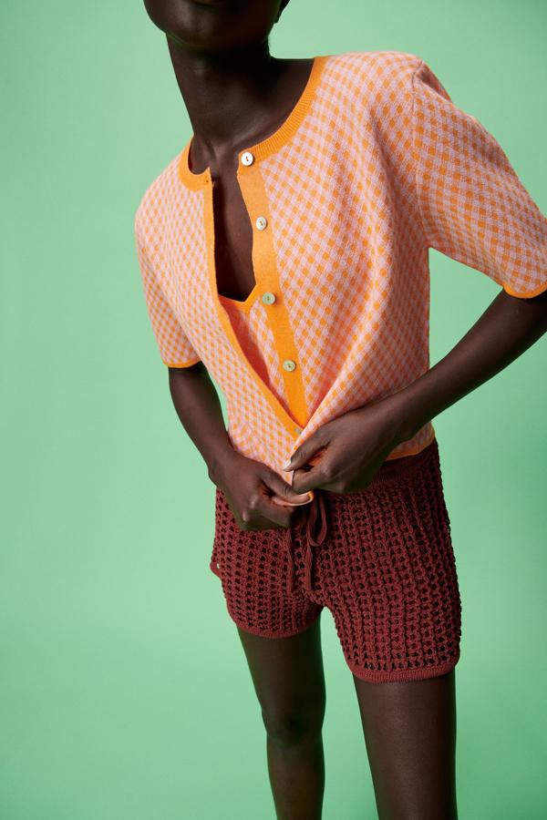 Chaqueta de manga corta con estampado de cuadros de Zara (29,99 euros)