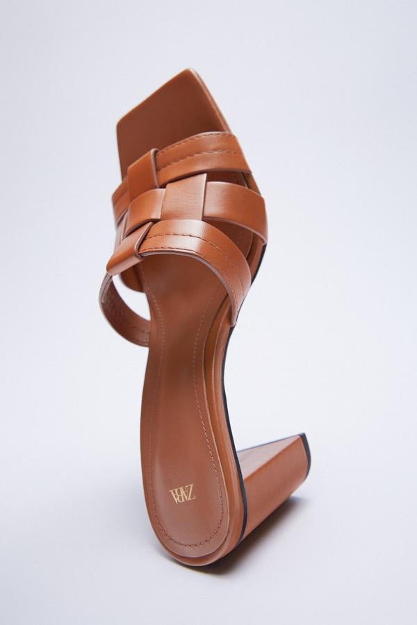 Sandalias destaloandas en color cuero de Zara (45,99 euros)