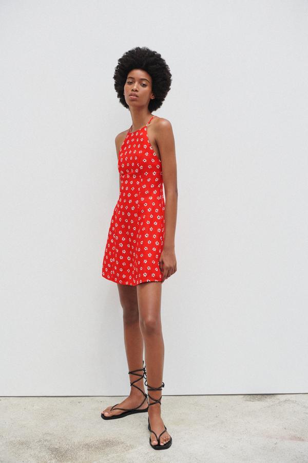 Mini vestido de color rojo con escote halter de Zara (25,99 euros)