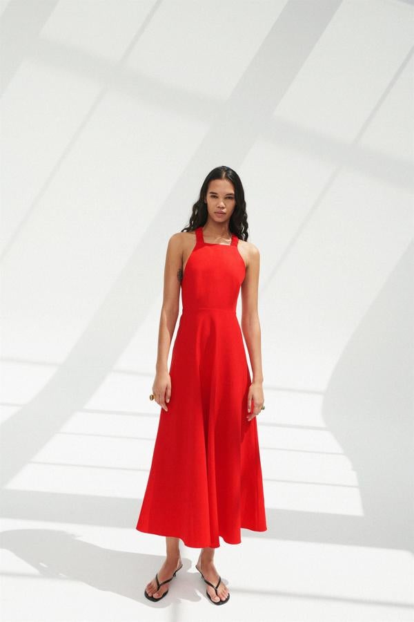 Vestido rojo con esvote halter de Zara (29,99 euros)