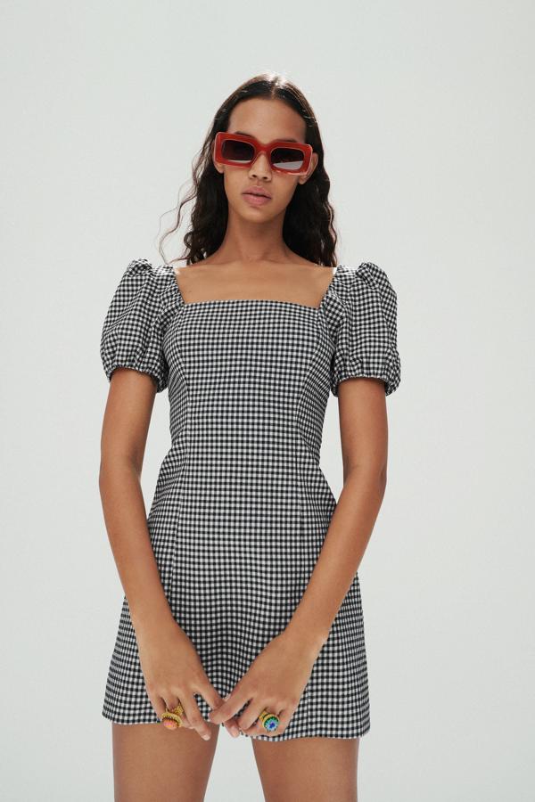 Mini vestido con estampado vichy en blanco y negro de Zara (25,99 euros)