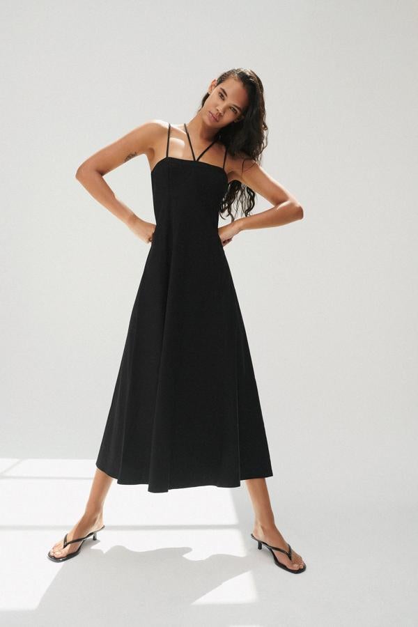 Vestido negro con corte midi de Zara (29,99 euro)