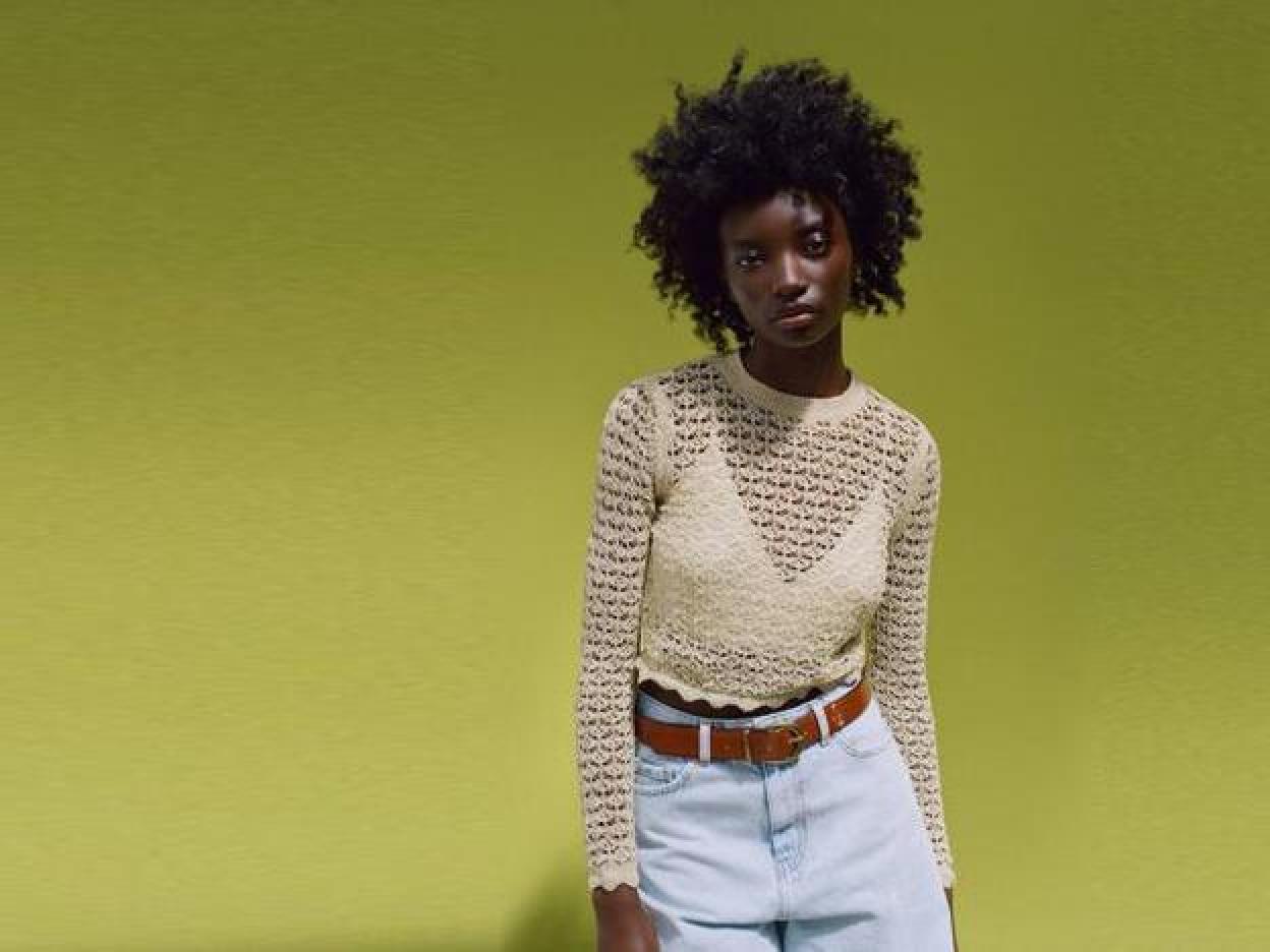 Pincha en la foto para ver 7 camisetas de Zara que te van a solucionar más de un look, vienen en varios colores y cuestan menos de 8 euros