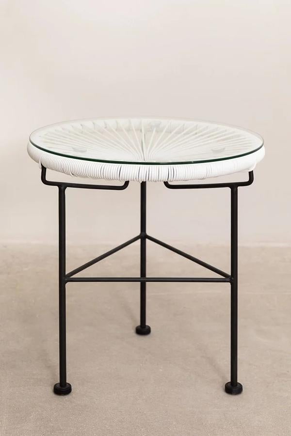 Disponible una amplia variedad de colores, esta mesa auxiliar de terraza, que también puede usarse en interior, cuesta 42,95 euros.