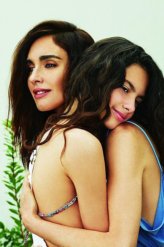 La actriz luce vestido de Salvatore Ferragamo y pendientes de Chanel. Su hija va con peto Nicoli y top de Como pez en el agua.