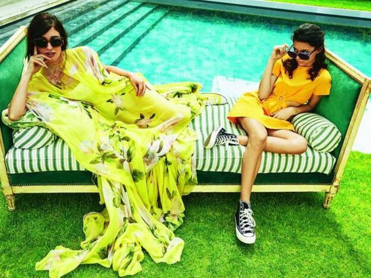 Paz lleva vestido de Valentino y bañador de Eres. Ava, vestido de Zara. Ambas, zapatillas de Converse y gafas de Mo Multiópticas. Pincha para ver el estilo de Paz Vega.