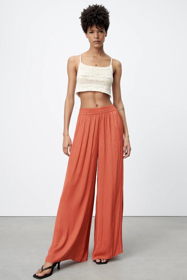 Disponible en color cobre, malva o negro este pantalón fluido ancho con de tiro alto y cintura elástica es de Zara y tiene un precio de 22,95 euros.