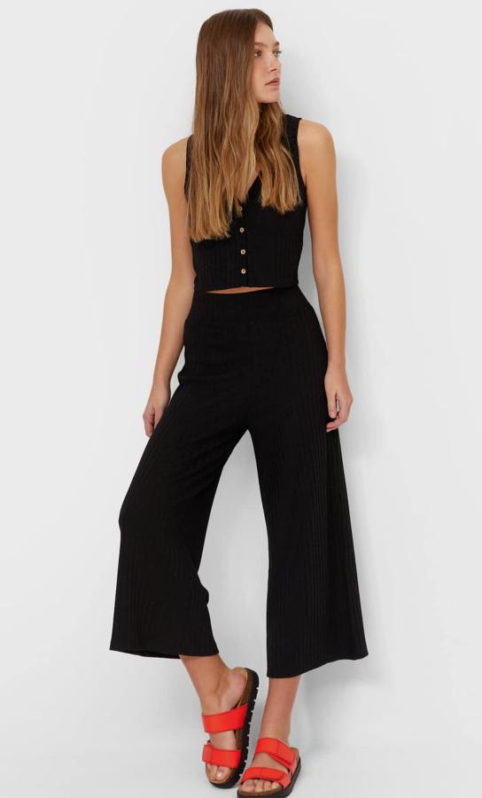Con cintura elástica y pernera ancha, este pantalón culotte de punto en color negro está disponible en varios colores. Es de Stradivarius y tiene un precio de 15,99 euros.