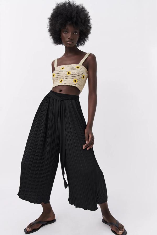Disponible en color negro o vainilla, este pantalón plisado de tiro alto y cintura elástica cuenta con detalle de lazada del mismo tejido y tiene un precio de 22,95 euros. Es de Zara.