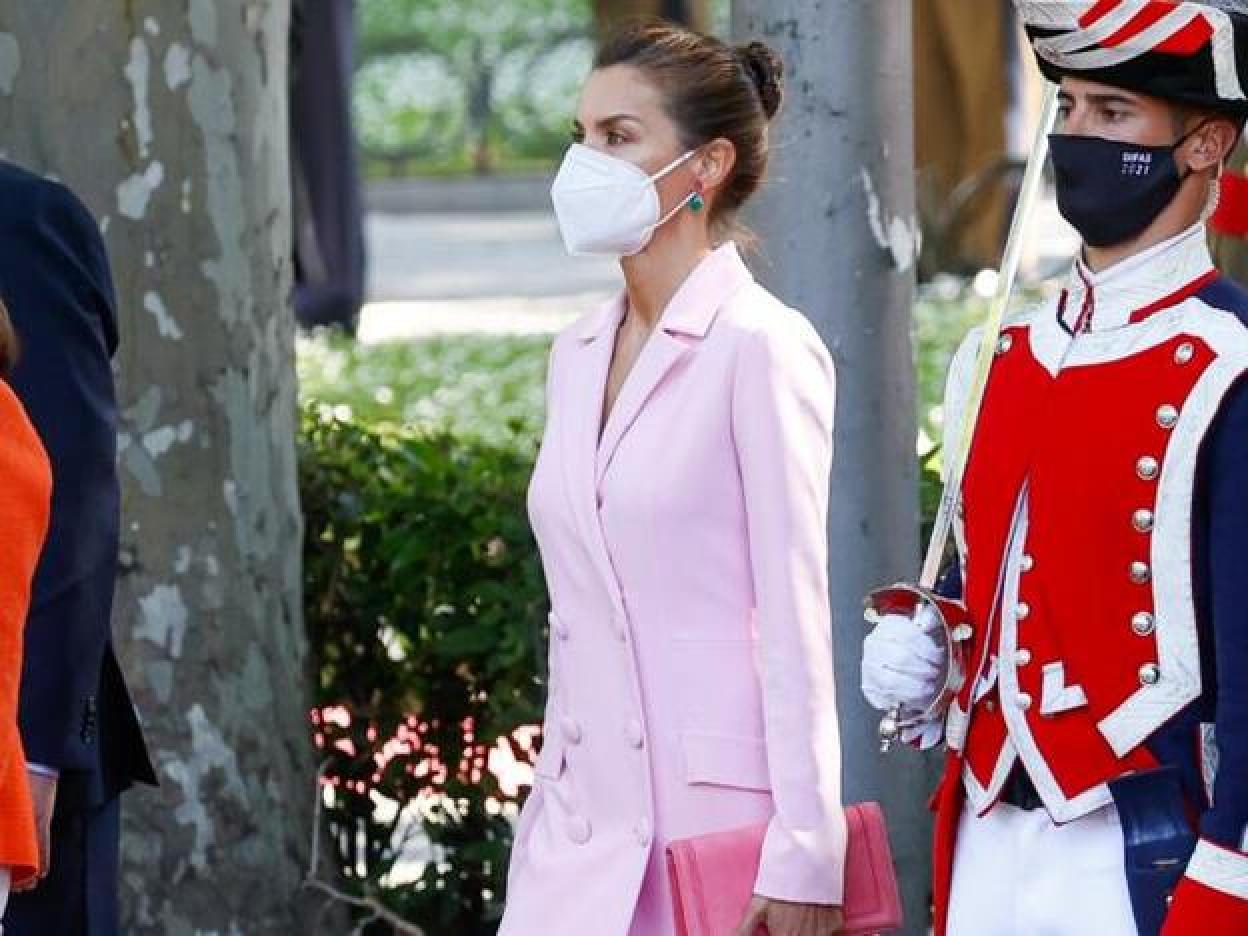 Pincha en la imagen para ver los vestidos nuevos de marcas españolas que podría estrenar la reina Letizia esta primavera.