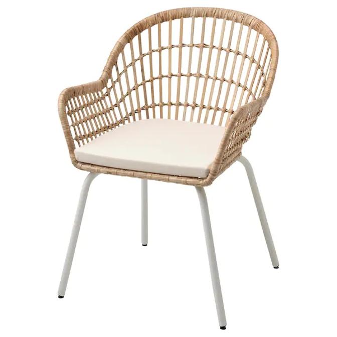 Otra silla cómoda que nos gusta para trabajar en el exterior es esta opción de Ikea. Se trata de una silla en ratán con cojín, y por 85 euros.
