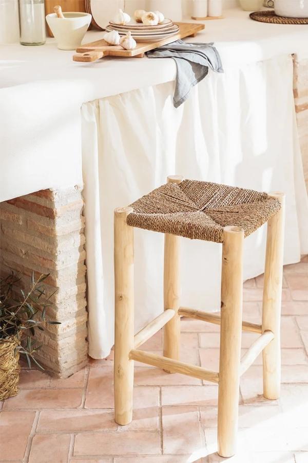 Con unas medidas de 64x35 centímetros, este taburete en madera de teca tiene un precio de 54,95 euros.