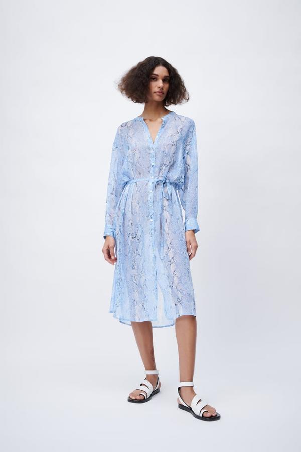 Vestido midi de manga larga con estampado animal, de Zara (29,95 €).
