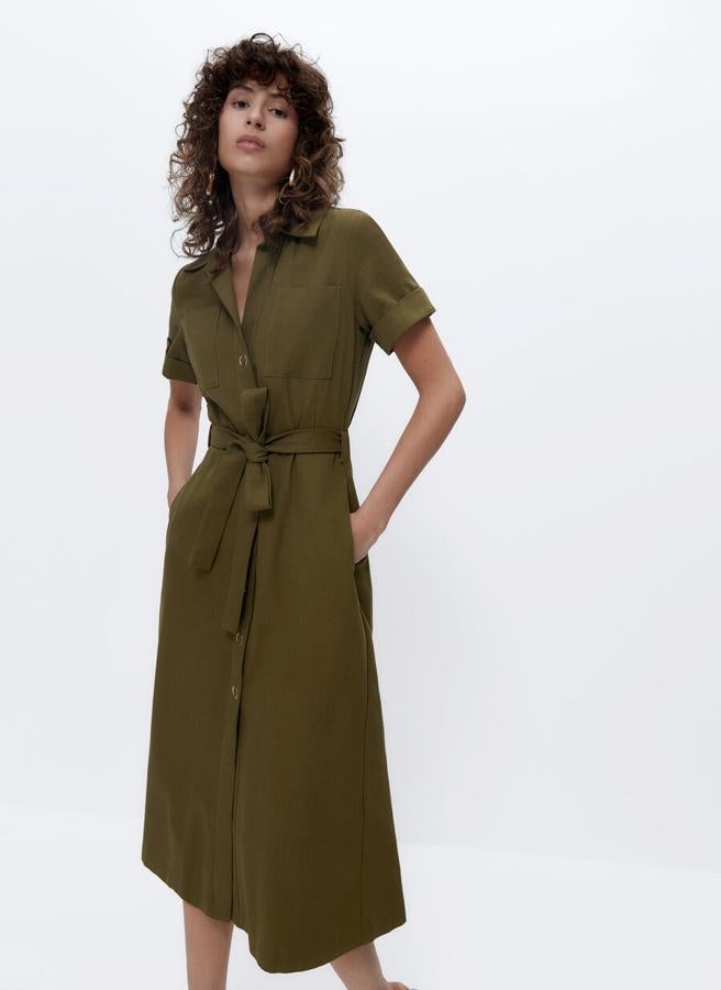 Vestido de manga corta con cinturón a juego, de Uterqüe (99 €).