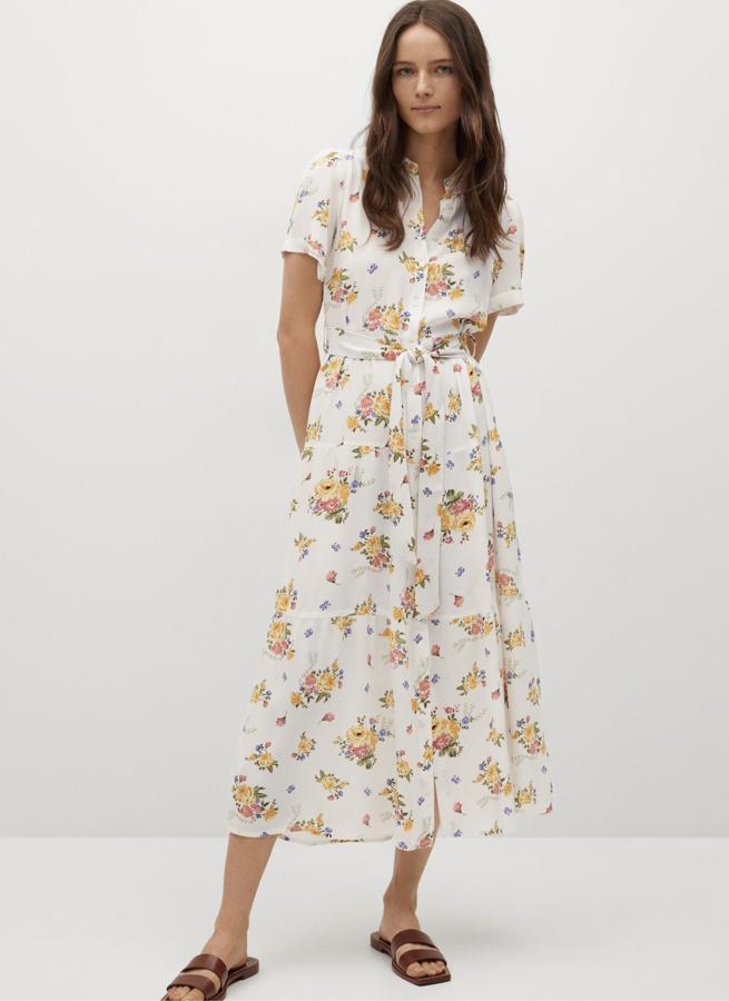 Este vestido largo con cuello camisero y estampado floral cuenta con cinturón desmontable a juego y tiene un precio de 39,99 euros. Es de Mango.