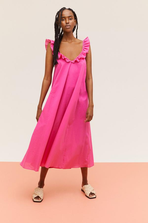 Disponible en varios colores, este vestido midi confeccionado en 100% algodón y con un volante en la parte del escote y los tirantes es de H&M y tiene un precio de 19,99 euros.
