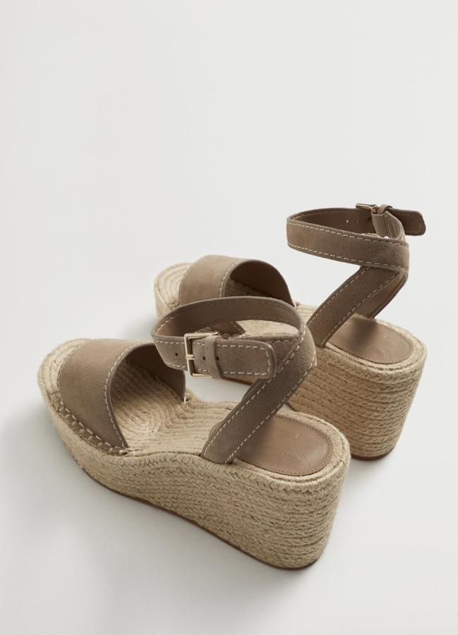 Esta sandalia con cuña y diseño de tiras cuenta con punta redonda y pulsera en el tobillo. Tiene un precio de 39,99 euros.