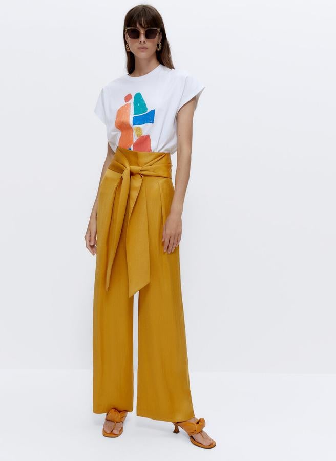 Pantalones palazzo fluidos con pinzas y fajín a juego, de Uterqüe (89 €).