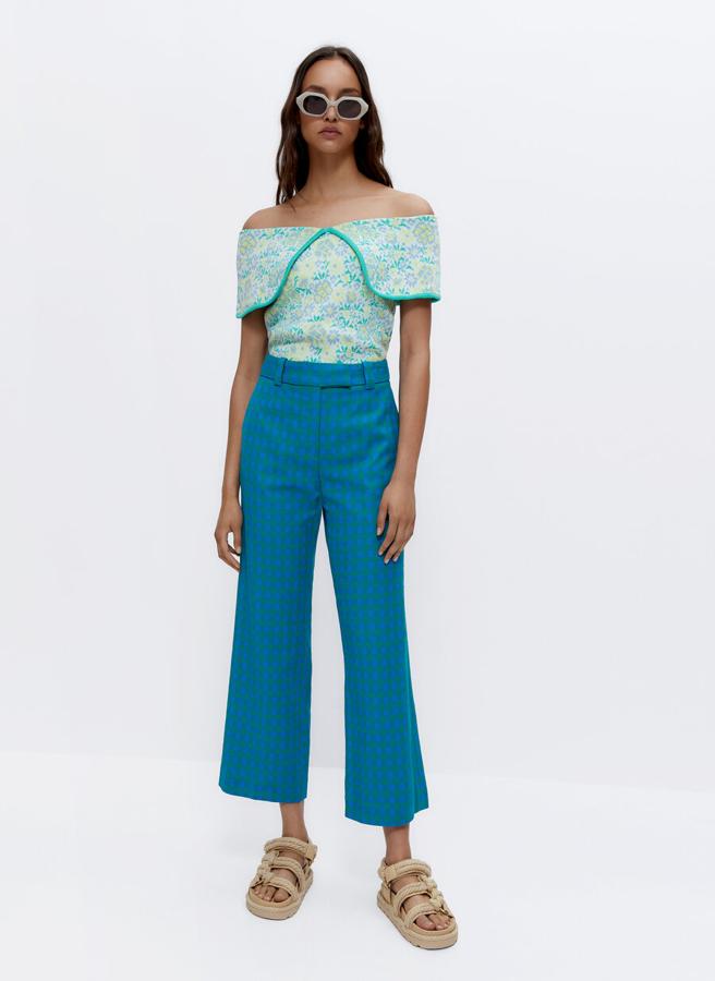 Pantalones rectos de corte midi con estampado de cuadros, de Uterqüe (89 €).