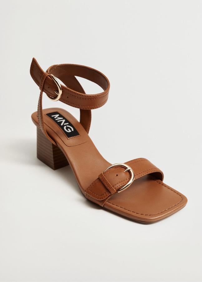 En color cuero, esta sandalia de tiras de piel 100% bovina cuenta con punta cuadrada, cierre de hebilla y tacón ancho de 6,5 centímetros. Tiene un precio de 39,99 euros.