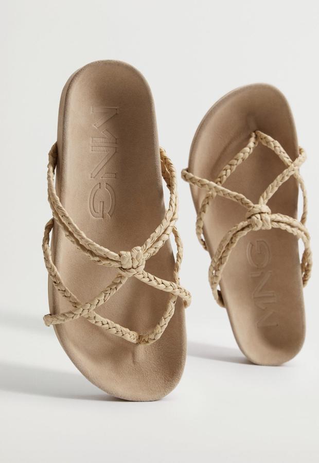 Con plantilla de piel y punta redonda, esta sandalia cuenta con tiras de rafia en color beige y tiene un precio de 39,99 euros.