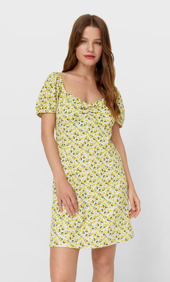Disponible en varios estampados, este vestido corto con escote de pico y cintura ajustada tiene un precio de 15,99 euros.