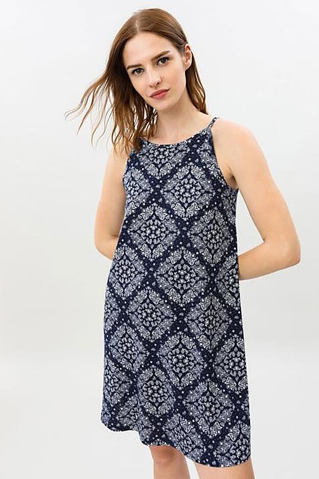 De tirantes y escote halter, este vestido corto resulta de lo más cómodo y fresquito para los días de verano.