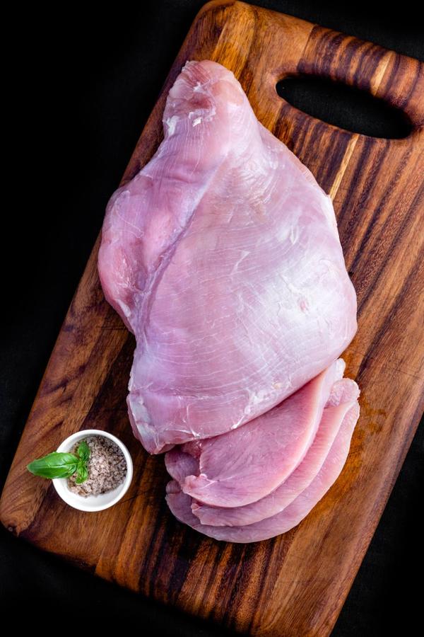 Gran parte de la nevera de los que tratan de ganar músculo (y son omnívoros) se la llevan las bandejas de pavo y pollo que aportan una gran cantidad de proteína. Eso sí, si te decantas por una versión en embutido asegúrate de al menos el 90% sea pollo o pavo.