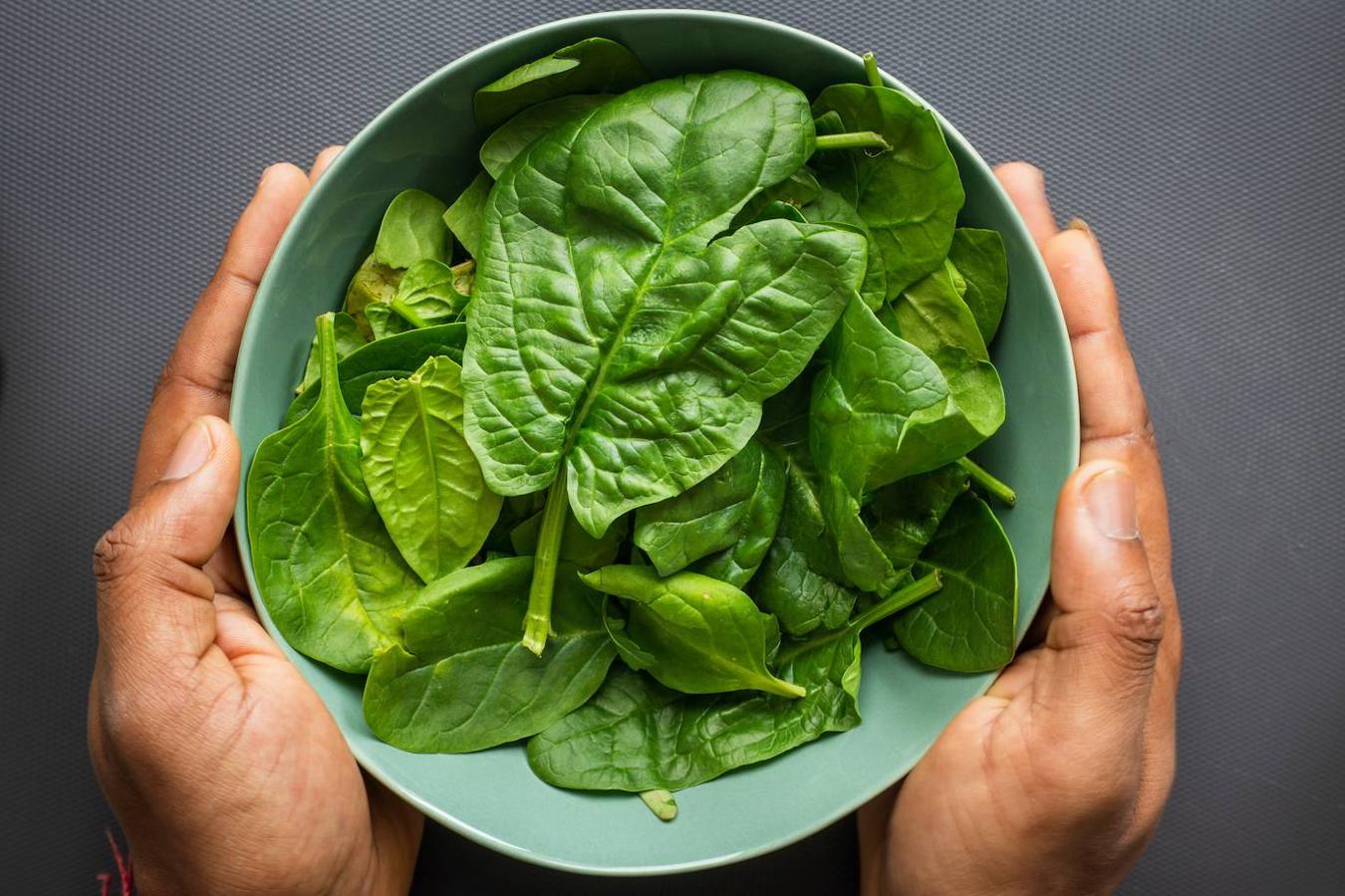 Son muchos los que han cambiado la lechuga –más indigesta en algunos casos- por hojas de espinaca para hacerse unas ensaladas de lo más saludabes. Entre sus numerosos beneficios está la glutamina, un aminoácido más que necesario para el desarrollo de la masa muscular magra.