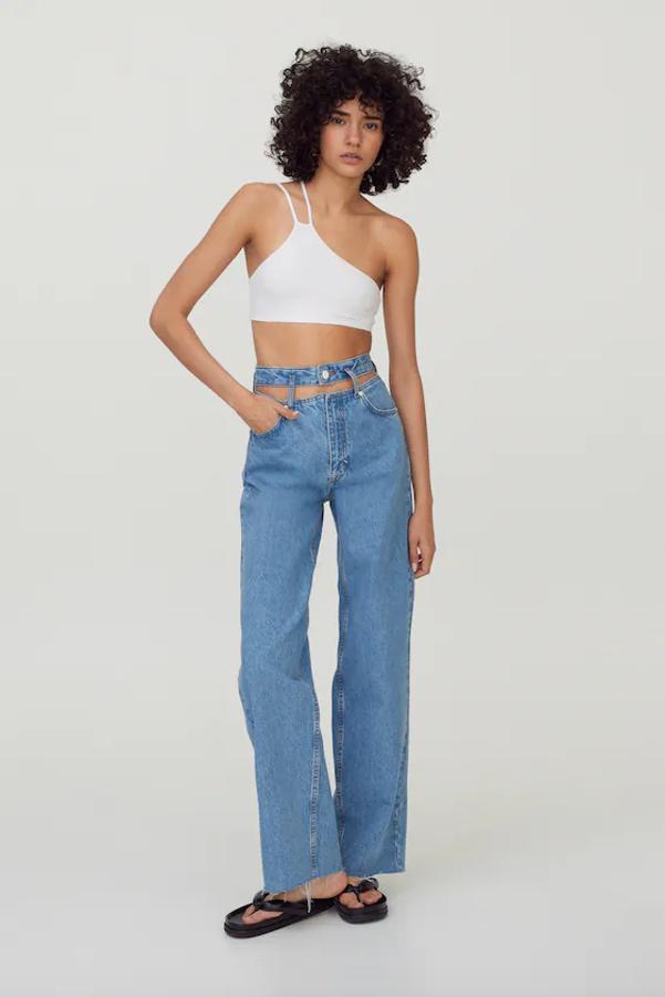 Diseño asimétrico para este top de Pull&Bear con detalle de tiras acabadas en la espalda y fit ajustado que cuesta 9,99 euros y podemos encontrarlo entre las tallas XS y XL.