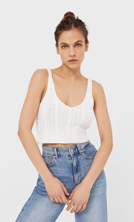 Con escote de pico y tirantes medios, este top de punto cropped con diseño de ochos y bajo acanalado es de Stradivarius y cuesta 9,99 euros. Está disponible entre las tallas XS y XL.