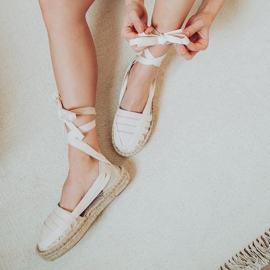 Y también unas espadrilles planas clásicas, perfectas para ir cómodas y derrochando estilazo mediterráneo este verano. Estas en color crudo, que pegan con todo, son de Bryan Stepwise y cuestan 49 euros.