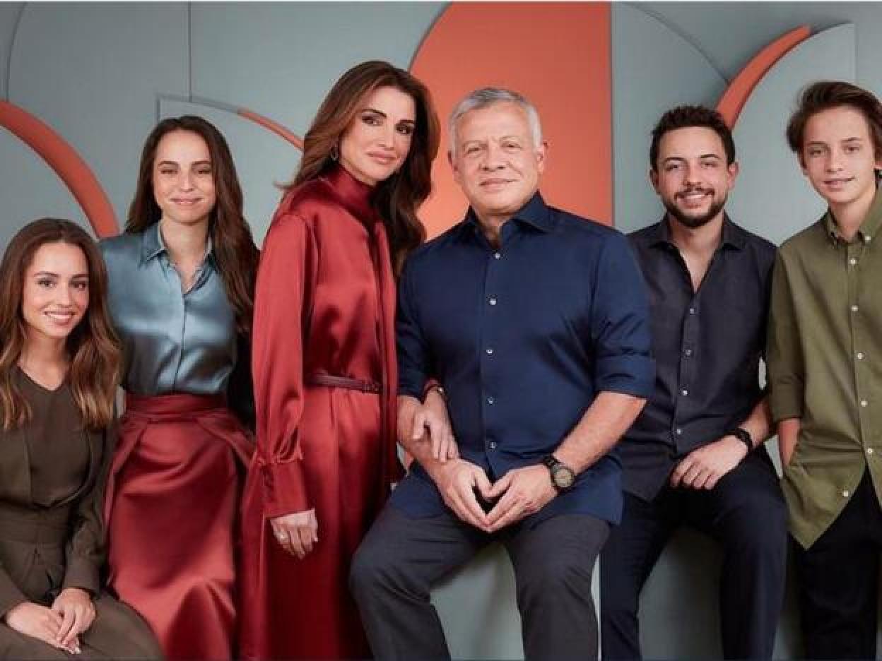 El actual rey Abdalá II de Jordania, esposo de la reina Rania de Jordania en un retrato con todos sus hijos. Pincha en la foto para ver los mejores looks de Rania de Jordania.