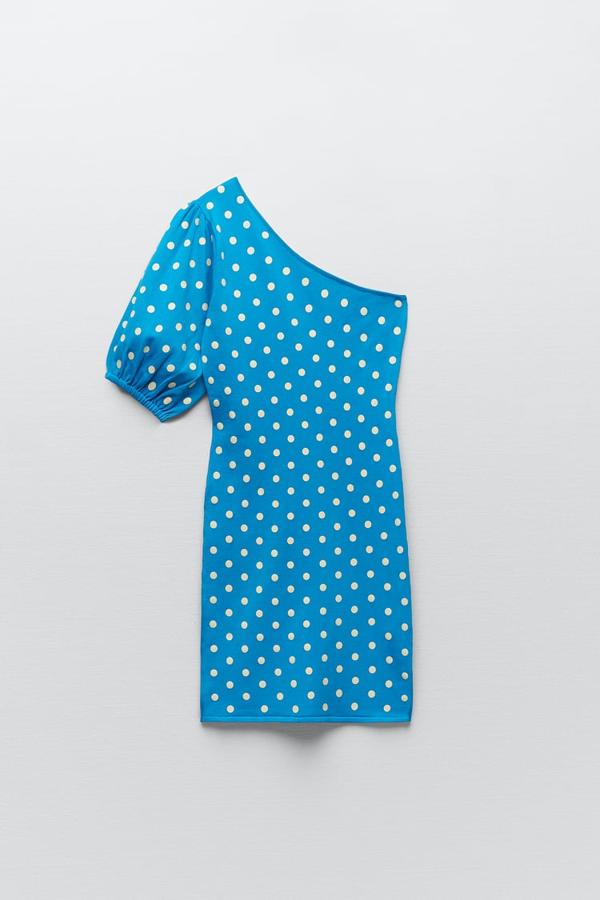 Minivestido de manga larga asimétrico, de Zara (19,95 €).