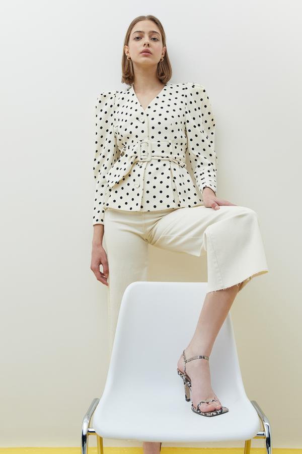 Chaqueta estampada de manga larga sin cuello con cinturón a juego, de Sfera (59,99 €).