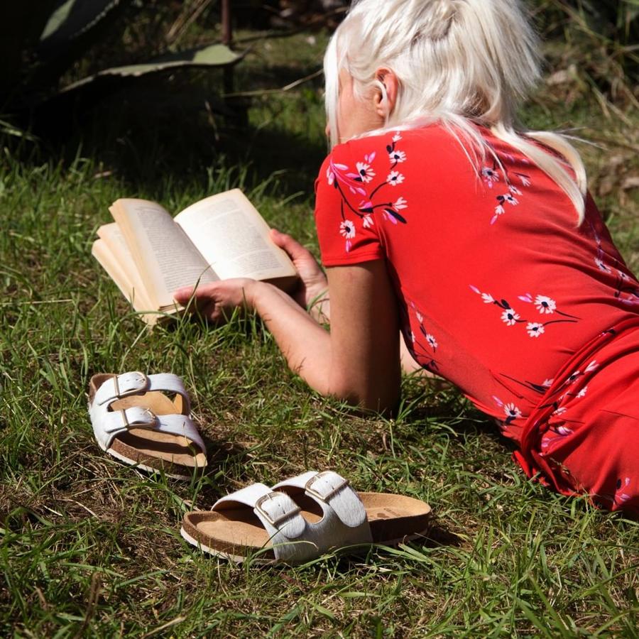 Unas 'ugly sandals' nada 'ugly', como estas blancas de Camila's que no te quitarás en todo el verano porque pegan con vestidos, con shorts, con vaqueros... Cuestan 65 euros.