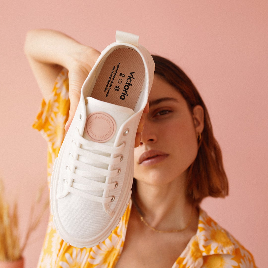 Unas zapatillas blancas ‘de toda la vida’, de las que pegan con todo y son comodísimas. Y qué mejor que las clásicas Victoria, que cada temporada se reinventan, pero sin perder su esencia de más de 100 años de calzado ‘made in Spain’. El modelo Abril está disponible en tres colores diferentes y cuestan 49.90 euros.