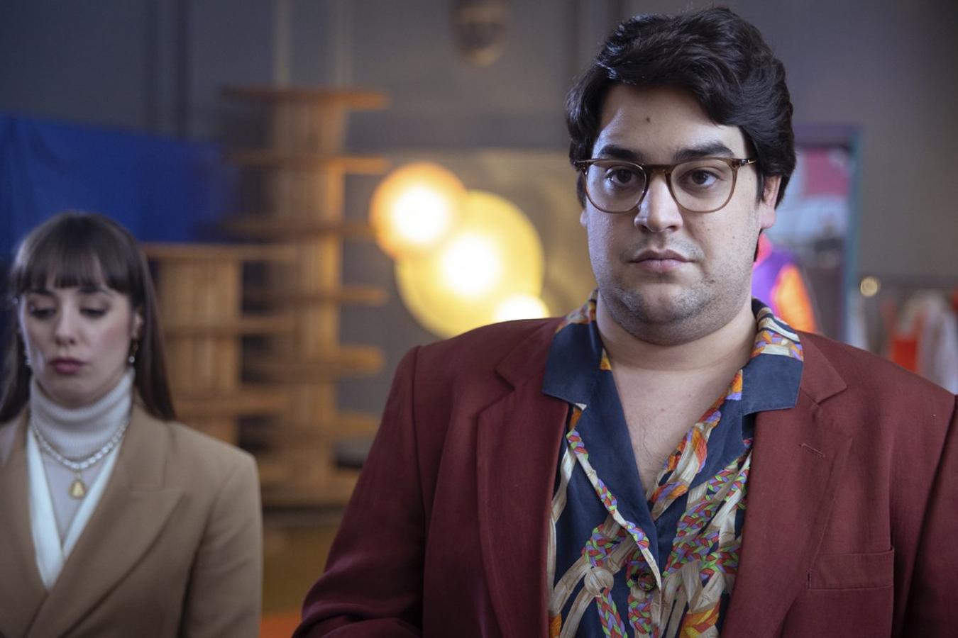 Maricón perdido. Temporada 1. TNT. 18 de junioMaricón perdido está creada y dirigida por Bob Pop, como una especie de autobriografía ficcionada. El protagonista es un chico de pueblo que trata de buscar una identidad propia y al que el espectador irá encontrando en diversas etapas de su vida: los años ochenta, cuando es un adolescente con sobrepeso y aficionado a los musicales; el periodo de descubrimiento durante su etapa de estudiante en Madrid, y finalmente el presente, donde el espectador lo encontrará convertido ya en escritor. 