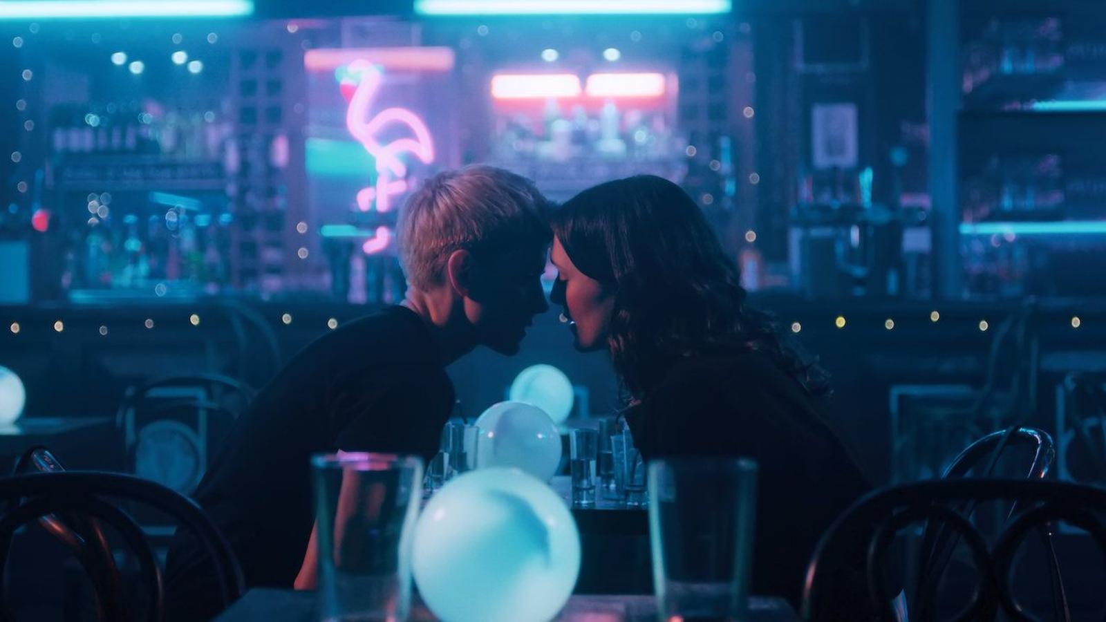 Feel Good. Temporada 2. Netflix. 4 de junioLa humorista Mae Martin lidia con el resto que supone mantenerse sobria e inicia una apasionada relación con una mujer que descubre con ella su bisexualidad.