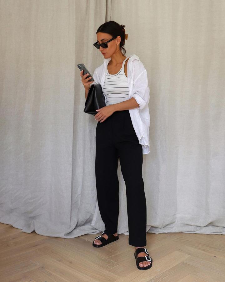 Top de canalé con rayas + pantalón negro con pinzas + sandalias planas con hebillas