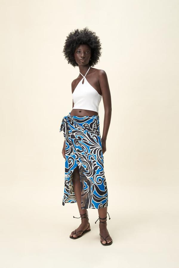 Crop top de escote halter, de Zara (7,95 €).