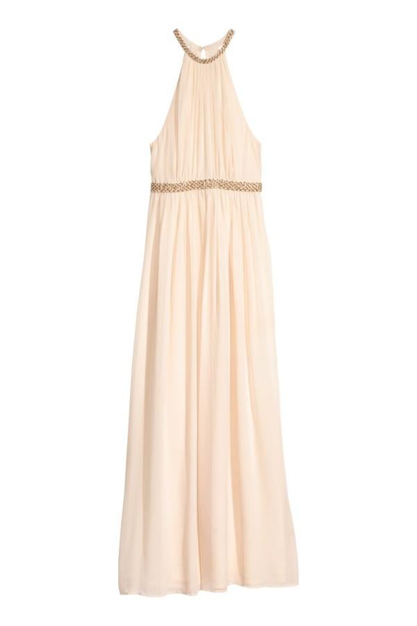 Vestido largo de tejido fluido con escote halter y detalles bordados de pedrería, de H&M (69,99 €).