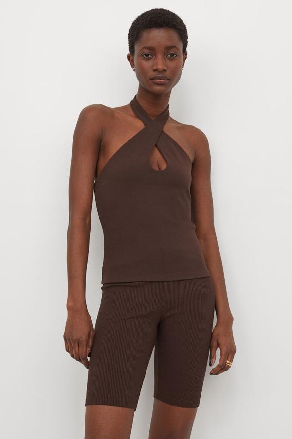 Top de algodón con cuello halter y abertura frontal, de H&M (14,99 €).