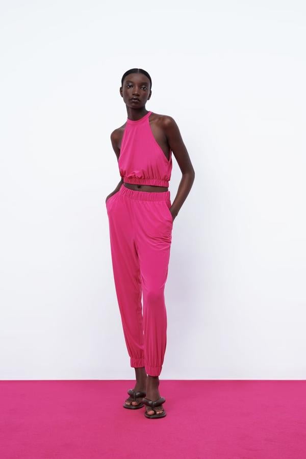 Crop con con escote halter y cinturilla elástica, de Zara (9,95 €).